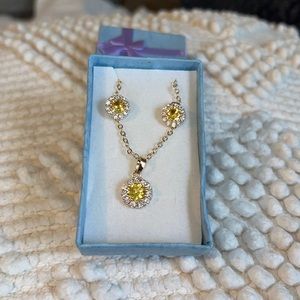Set of beautiful earrings and necklace. Color: yellow